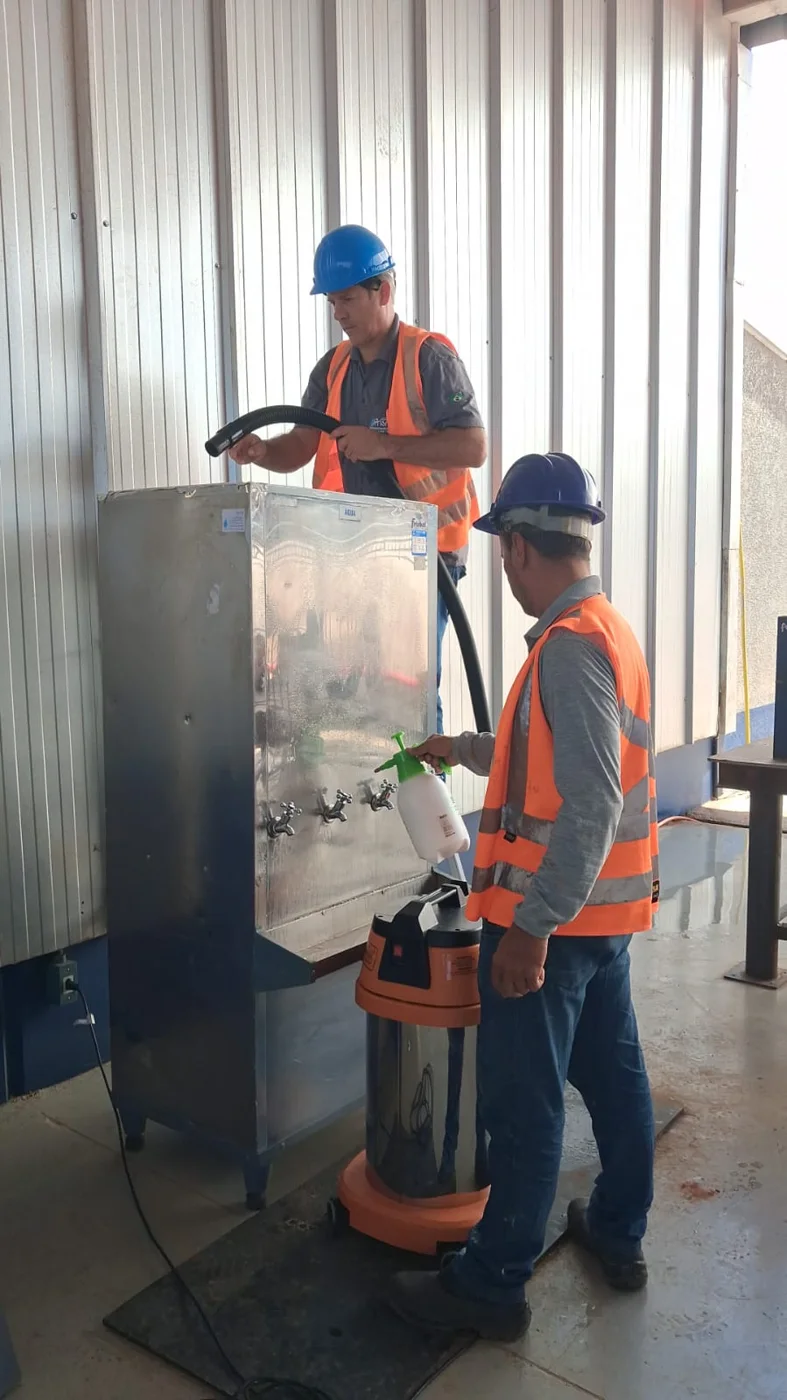Equipe da Prisma trabalhando na higienização de um bebedouro industrial